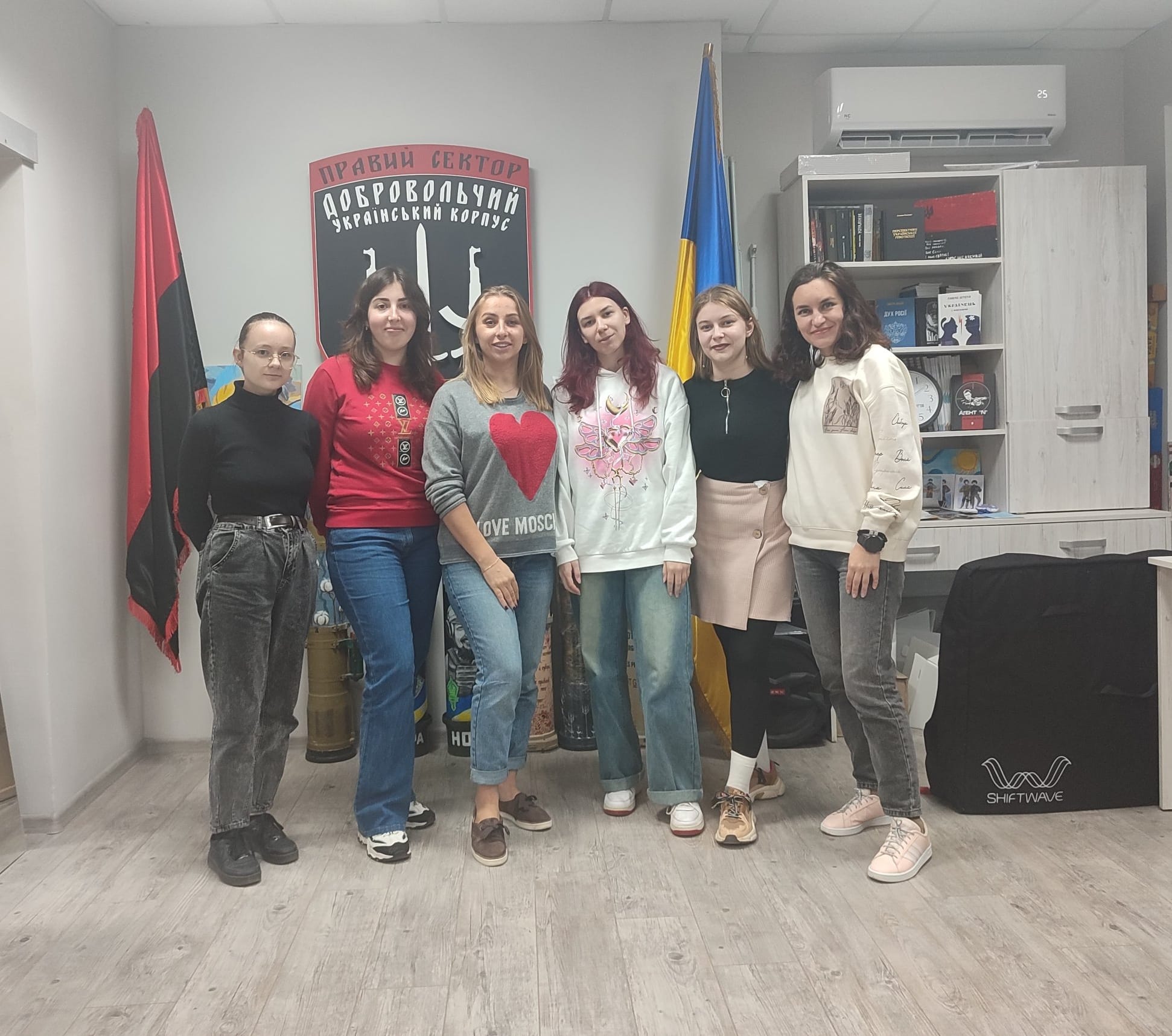 Студенти психолого-педагогічного відділення разом з викладачем Ольгою Логвись та волонтеркою Ольгою Коновал